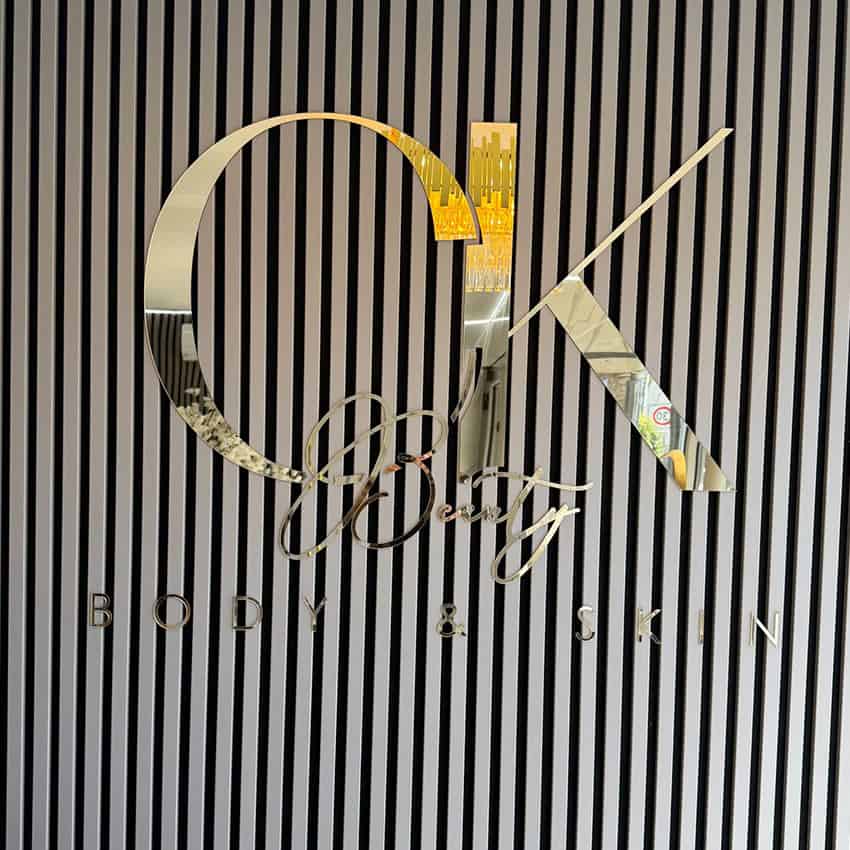 Wandlogo auf Akustikpaneele in Spiegelgold